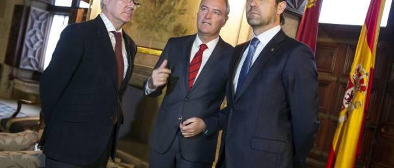 El murciano Valcárcel, el presidente Fabra y el mallorquín Bauzá, en un momento de la reunión de ayer en Valencia.