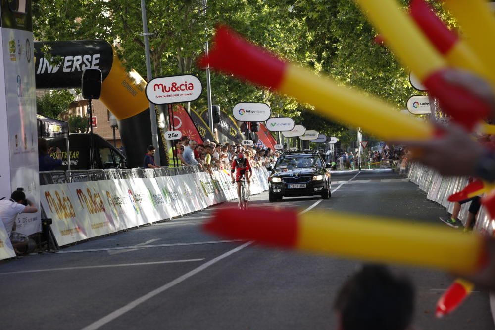 El ciclista de Movistar está acompañado en el podio por sus compañeros de equipo Jonathan Castroviejo y Alejandro Valverde