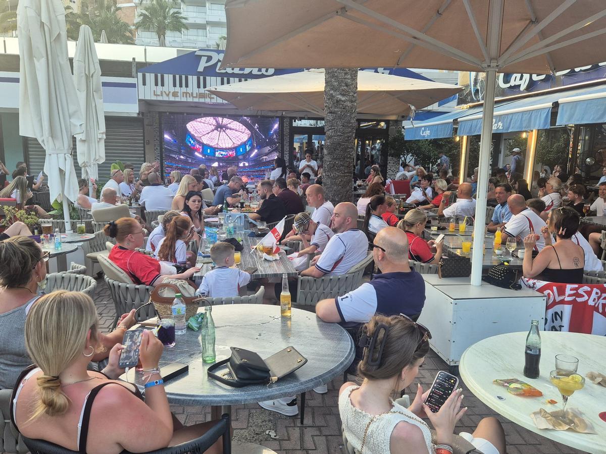 Aficionados ingleses se han concentrado en la zona de Magaluf (Calvià) para disfrutar del encuentro Argentina-Inglaterra.