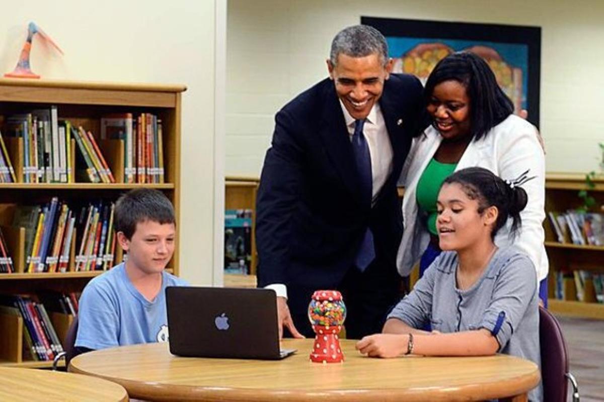 Obama revisando tu e-mail.