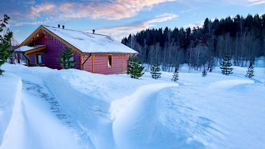 Una casa rural nevada.