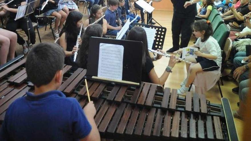 Actuación anterior de alumnos de la Escola de Música. // IñakiaAbella