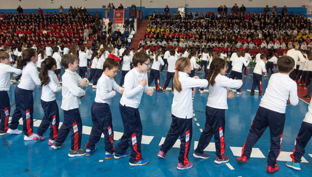 Multitudinario mosaico por la paz en el colegio Agustinos de Alicante