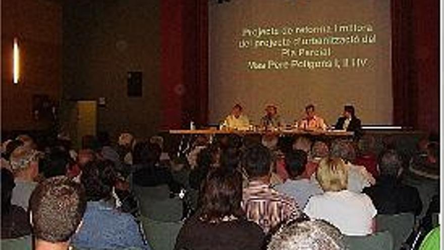 La sala Fontova emplena l&#039;aforament amb 150 veïns del Mas Pere.