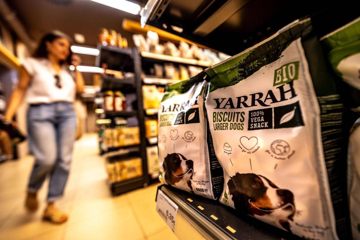 Una bolsa de pienso vegano en un supermercado de Barcelona.