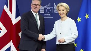 El primer ministro británico, Keir Starmer, y la presidenta de la Comisión Europea, Ursula von der Leyen, durante una reunión en Bruselas.