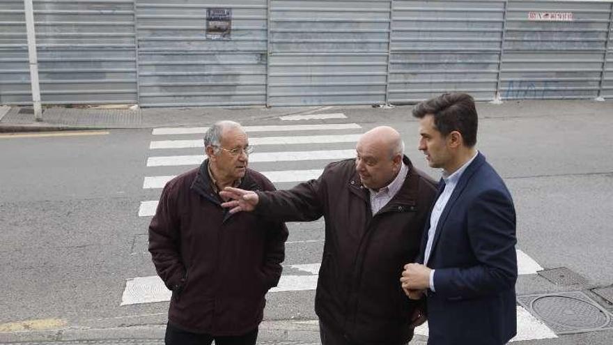 Por la izquierda, Luciano González y Álvaro Tuero, de la asociación &quot;Atalía&quot;, con José María Pérez ante el vallado del PERI de Santa Olaya.