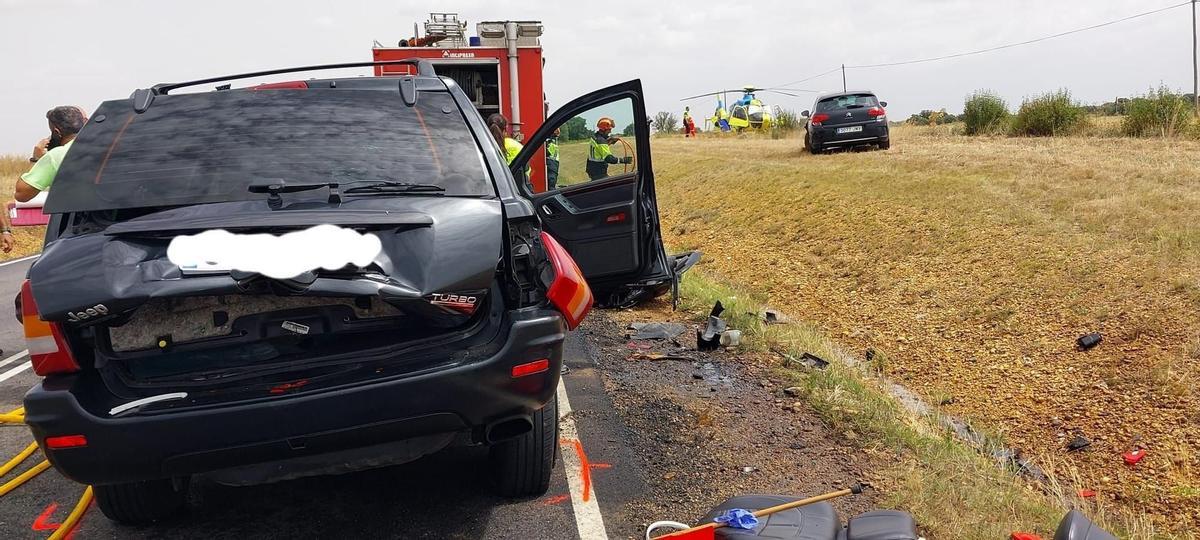 Uno de los coches accidentados, en el lugar del accidente.