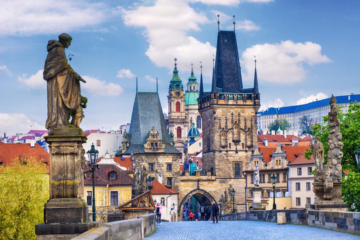 Praga: salida desde un Patrimonio de la Humanidad y cruzando el puente de Carlos.
