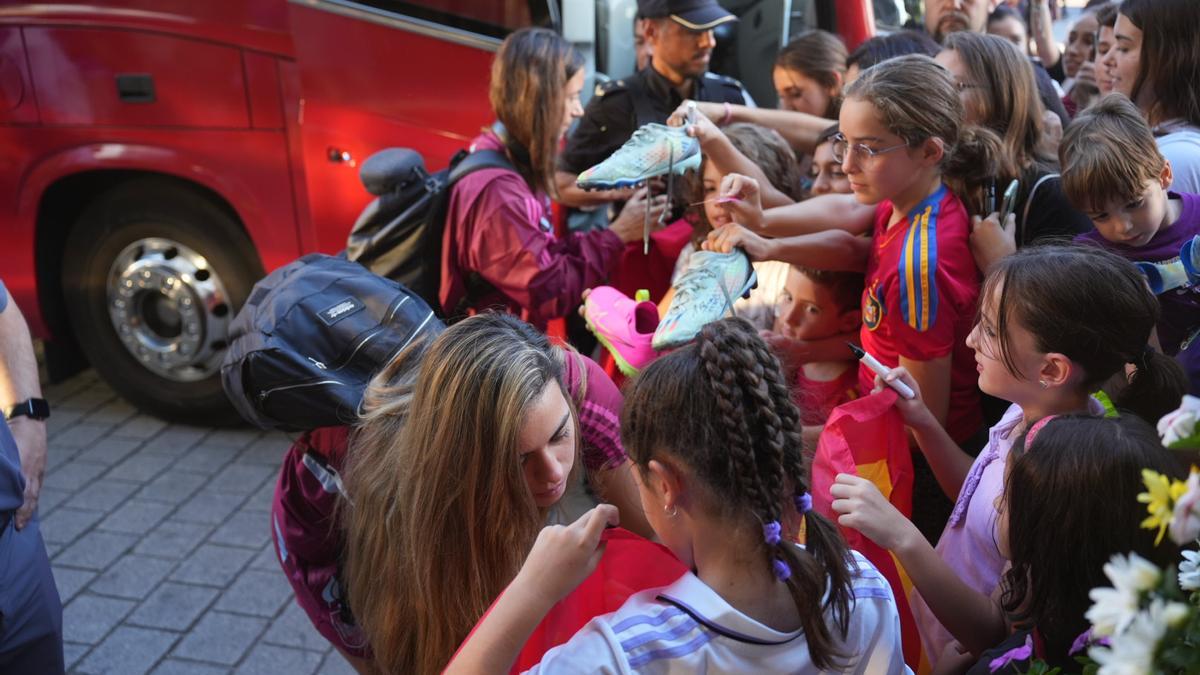 Las campeonas del mundo a su llegada a Córdoba, en imágenes