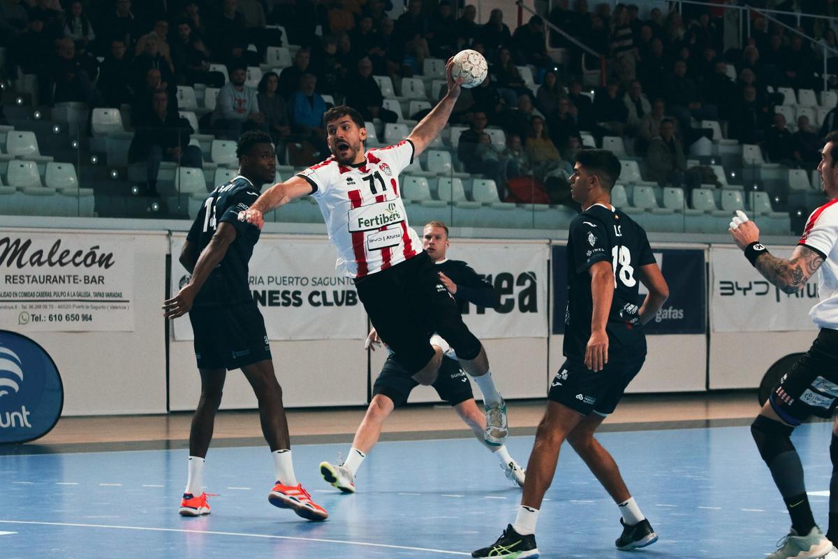 Nicolás Zungri , en una acción del partido.