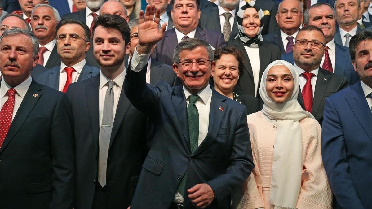 El antiguo primer ministro turco Ahmet Davutoglu (primera fila, en el centro), en la presentación de su nuevo partido, en Ankara.
