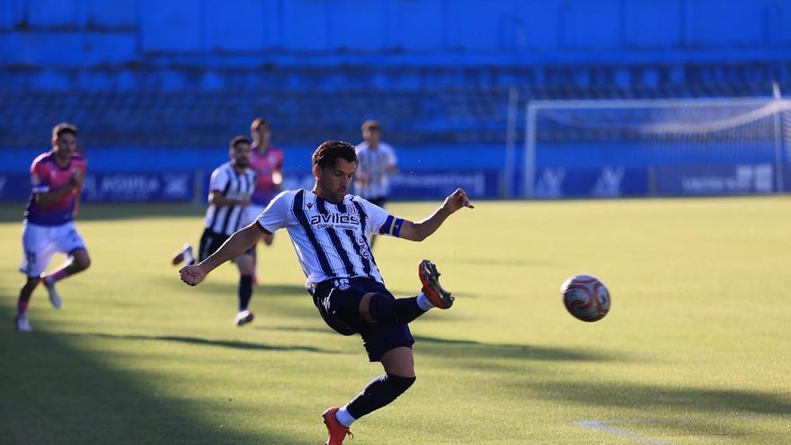 Natalio tiene cuerda para rato: doblete del capitán blanquiazul para dar al Avilés su primera victoria de la temporada (3-1)