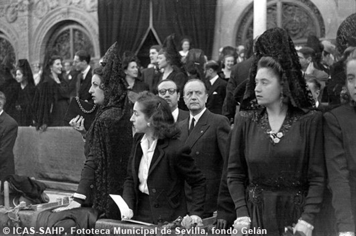 Mantillas en los palcos de Plaza de San Francisco el Jueves Santo. 1945