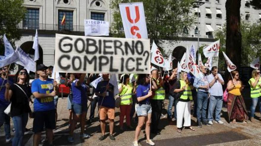 Concentración de tripulantes, ayer, en Madrid.