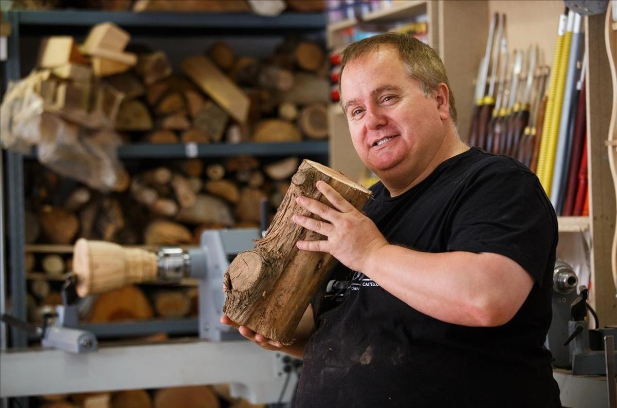 Fran Ferrer es el único tornero de madera ciego en España, en su taller de Polinyà.