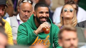 Drake, sonriente, durante un partido del torneo de tenis de Wimbledon, este miércoles.