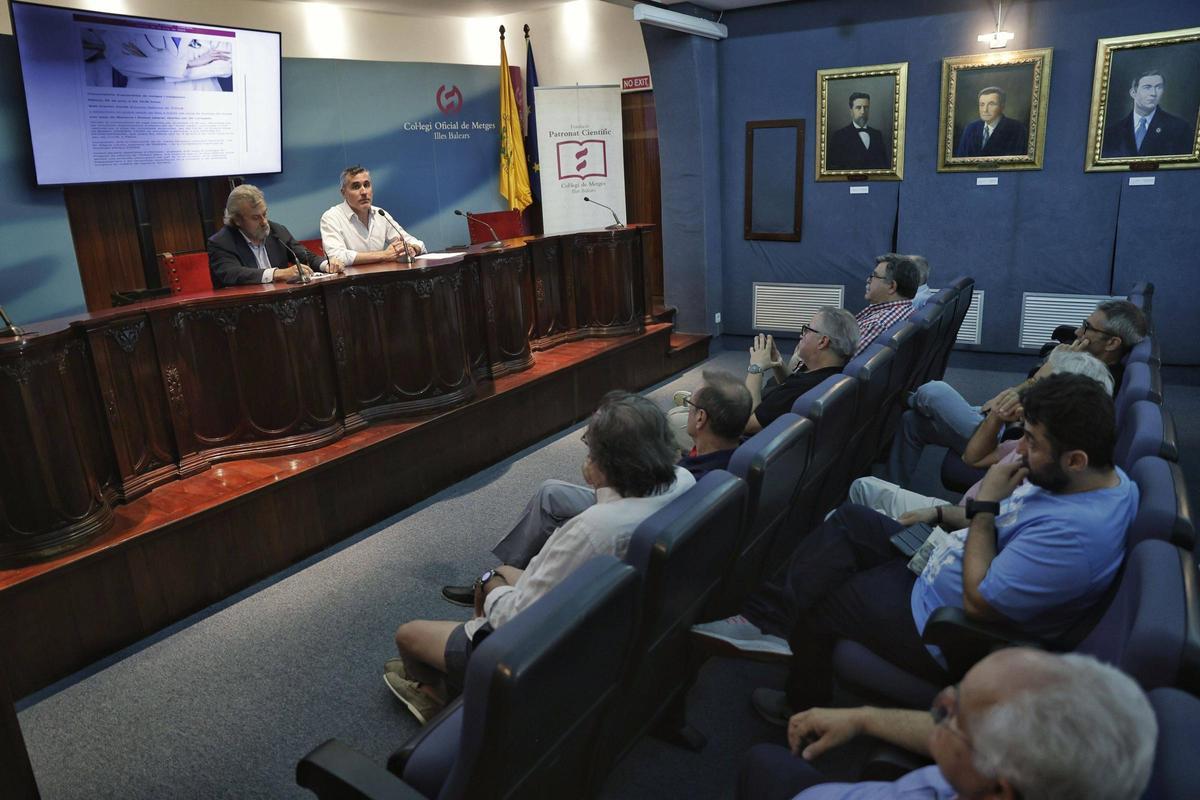 A la asamblea en el Colegio Oficial de Médicos de Baleares esta tarde han acudido decenas de facultativos.