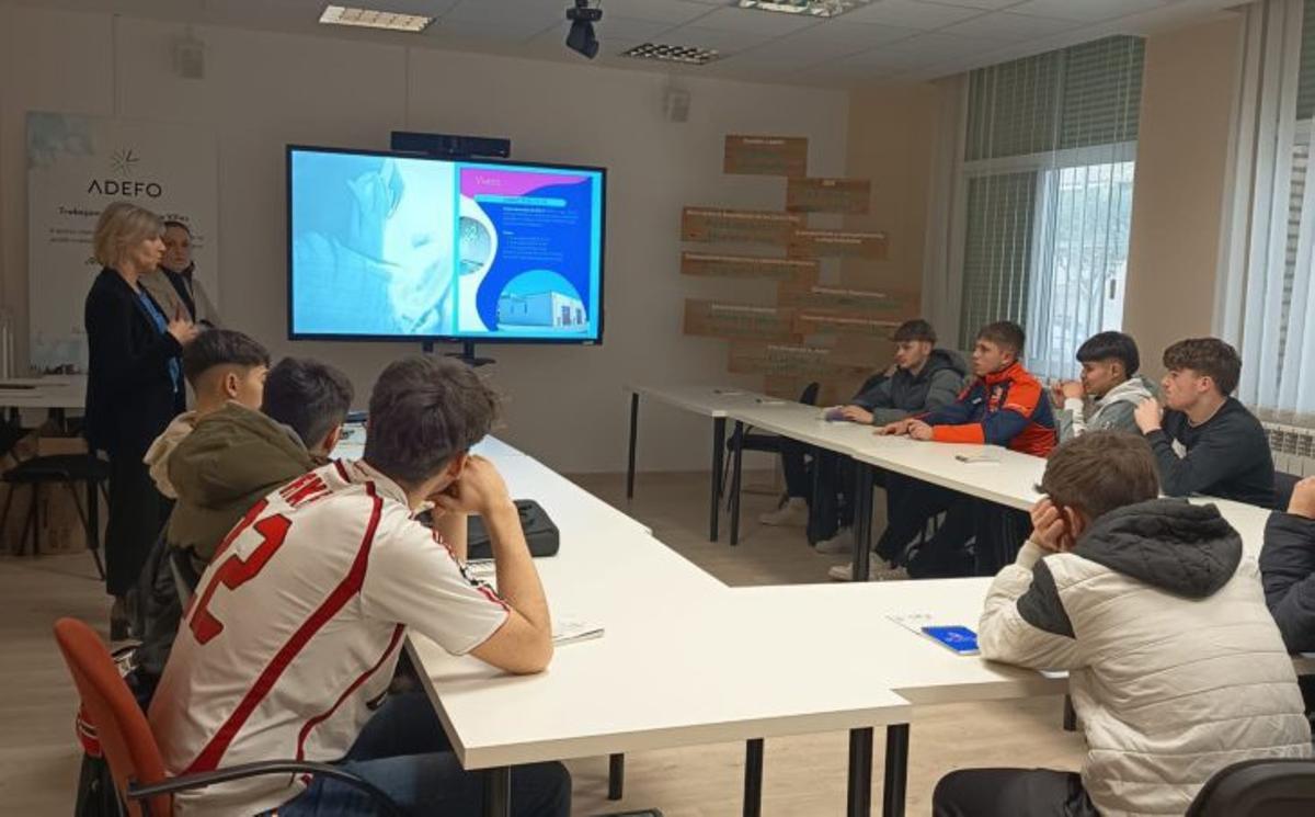 La agencia compartió su experiencia con los alumnos.