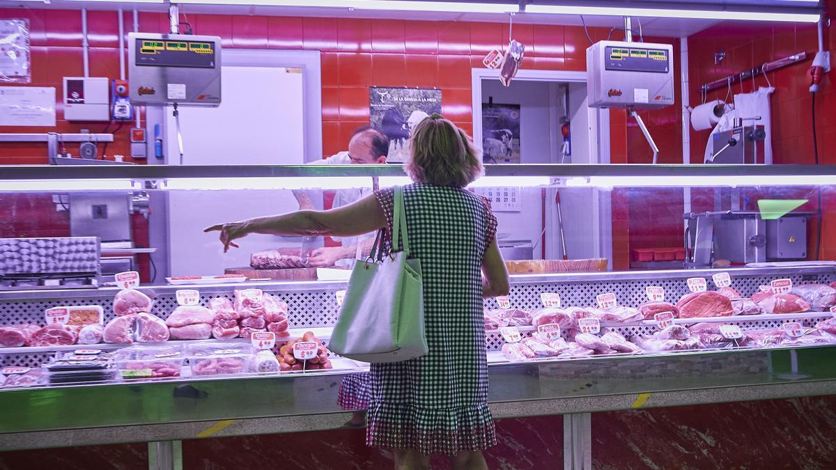 Archivo - Un estante de carne en un mercado municipal