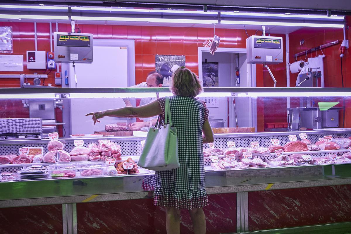 Archivo - Un estante de carne en un mercado municipal