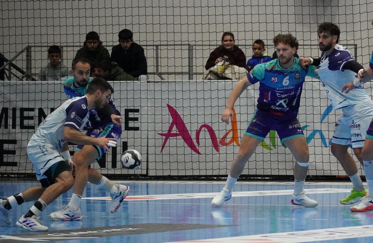 José Cuenca y Dani Ramos defienden una jugada del Cangas.