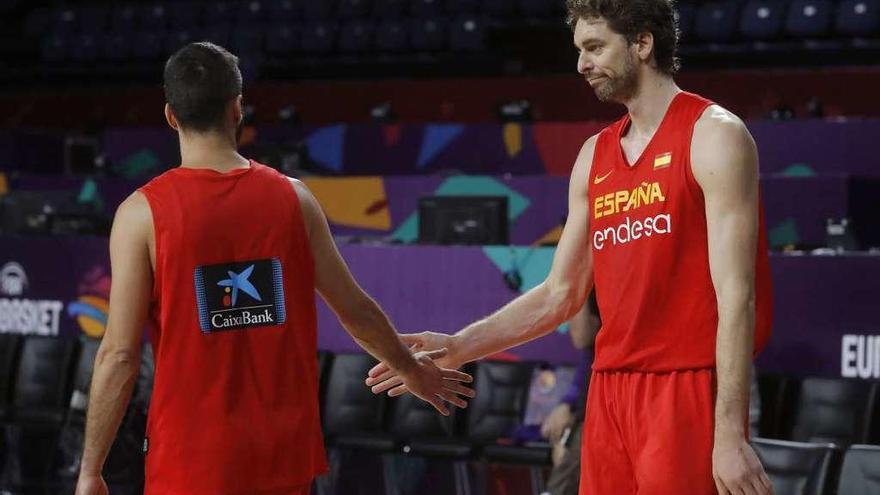 Juan Carlos Navarro y Pau Gasol se saludan durante el entrenamiento de ayer.