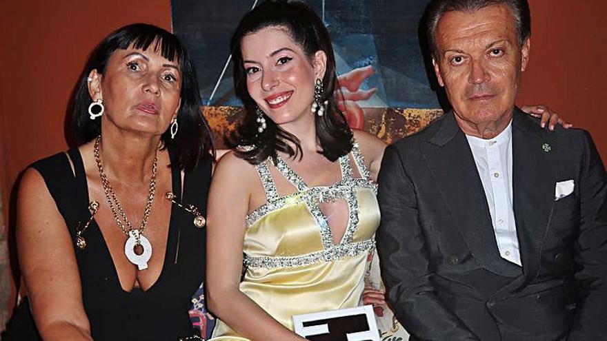Mona Placuzzi, Alessia Saracino Fendi y el empresario italiano Mauricio Placuzzi, propietario de la Sicis. 