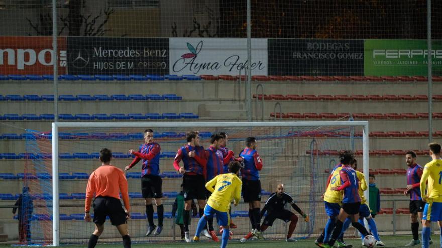 El Eldense se desangra a balón parado