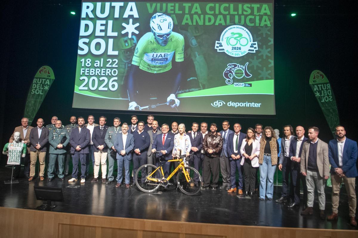 Foto de familia en la presentación de la Vuelta a Andalucía de ciclismo.