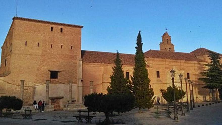 En la imagen, fachada principal del monasterio de Santa Clara de Toro, enclavado en la plaza del mismo nombre.