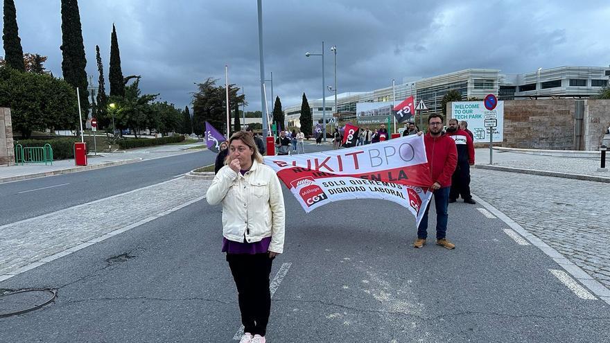 Trabajadores de la empresa Bukit realizan una protesta laboral a la entrada del PTA de Málaga