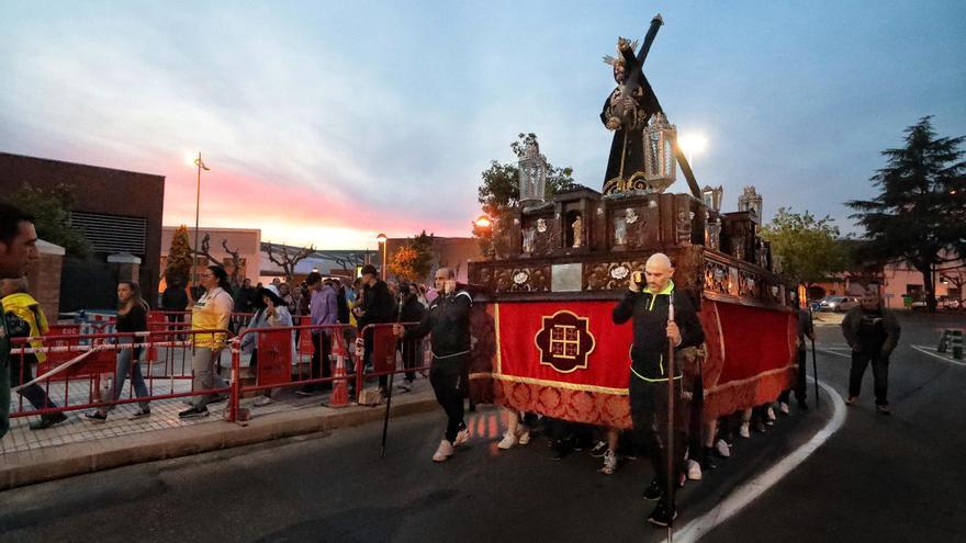 Los pasos de Semana Santa toman la iglesia arciprestal de Vila-real