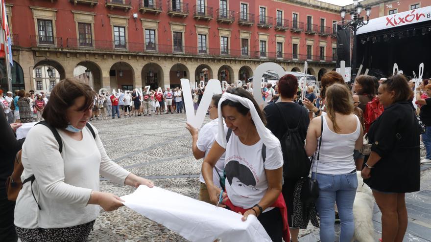 En imágenes: Protesta en el Ayuntamiento contra la llegada del grupo Quirón a Gijón