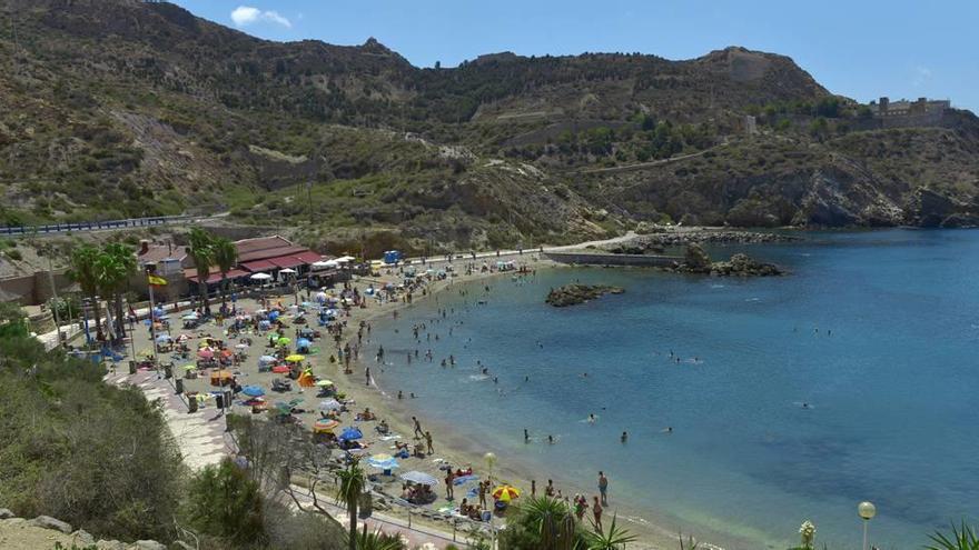 La playa de Cala Cortina, situada muy cerca del núcleo urbano de Cartagena, a rebosar de gente este verano.