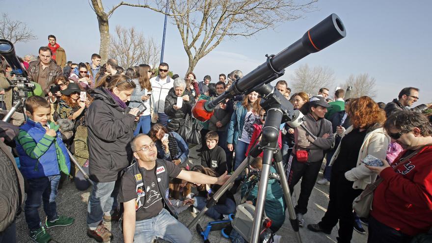 Sin penumbra pero con espectáculo: Galicia atisbará el eclipse &quot;único en una generación&quot;