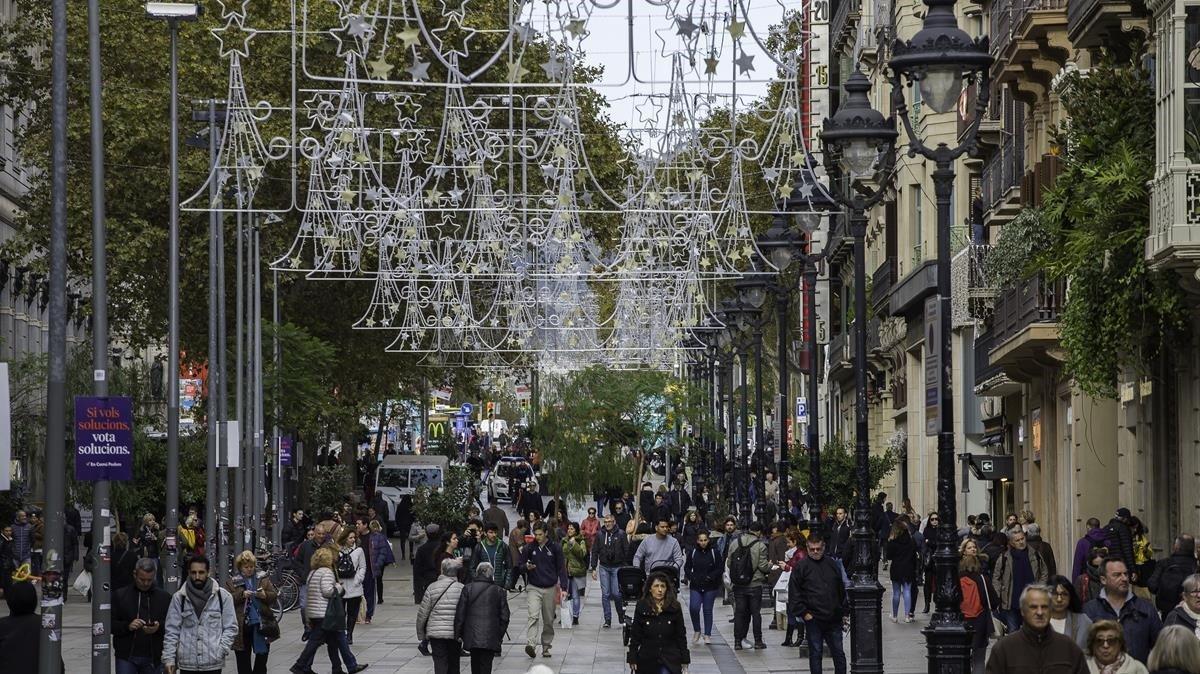 Ornamentación navideña en el Portal de l’Àngel, a 10 días del encendido oficial.