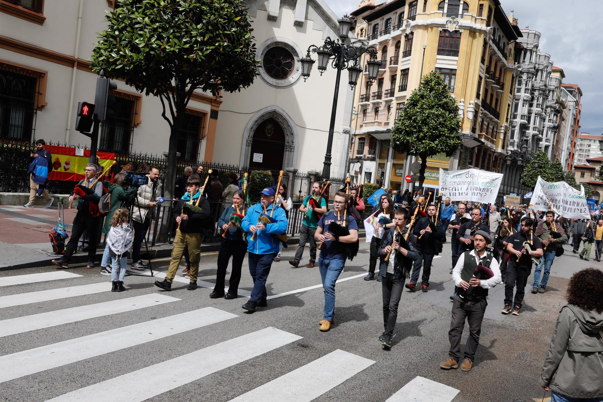 Los partidarios de la oficialidad del asturiano se manifiestan en Oviedo.