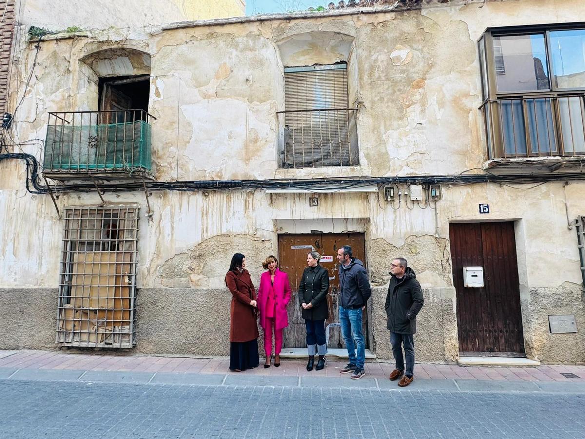 Parte del equipo de la UCP, junto a las ediles de Padrón y Urbanismo, frente al edificio en cuestión.