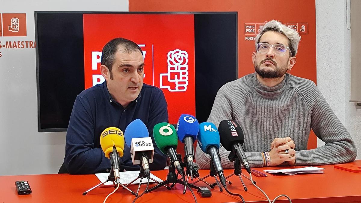 Los socialistas Edu Barberà (i) y Marc Albella, este miércoles, en rueda de prensa, en Vinaròs.