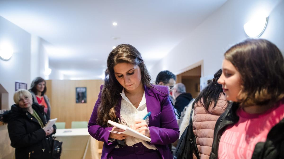 Noelia Míguez firma libros en la presentación de su libro.