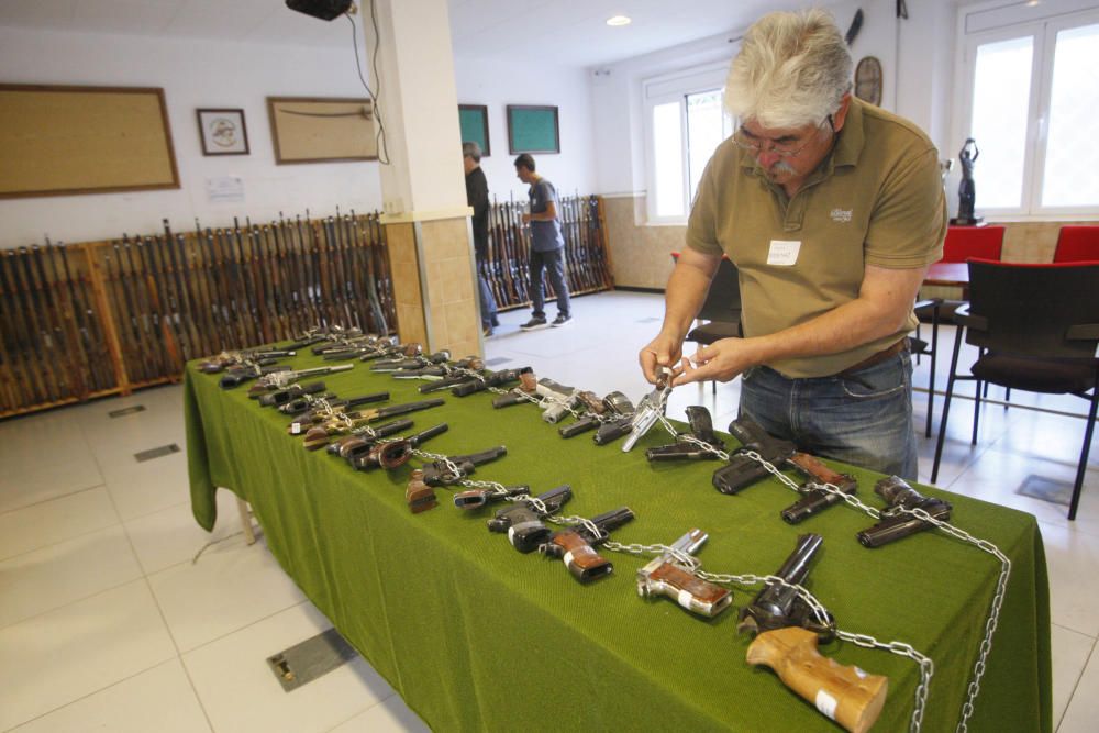 Possibles compradors admirant les armes de la subhasta