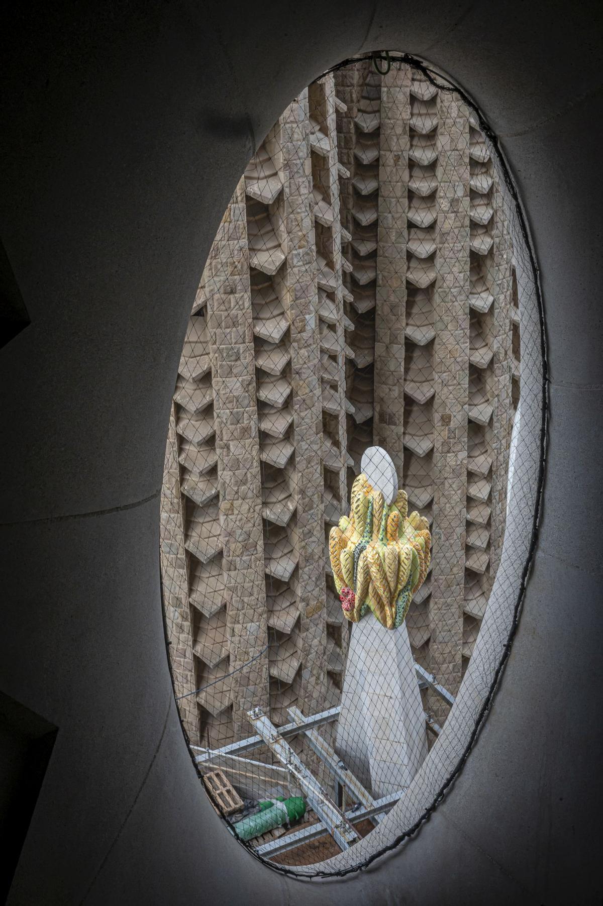 Dos colosales figuras de mármol griego de Thasos, el más blanco del mundo, aguardan a los pies del templo de la Sagrada Família para ser alzadas en octubre a la cima de las torres dedicadas a los evangelistas Juan y Mateo, la primera, como marca la tradición cristiana, un águila, y la segunda, con un esculpido que a veces confunde incluso a los más creyentes, con el aspecto de un hombre alado, sin que eso sea exactamente un ángel.