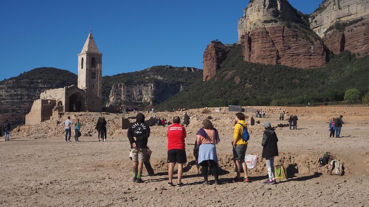 Turismo de sequía en el pantano de Sau