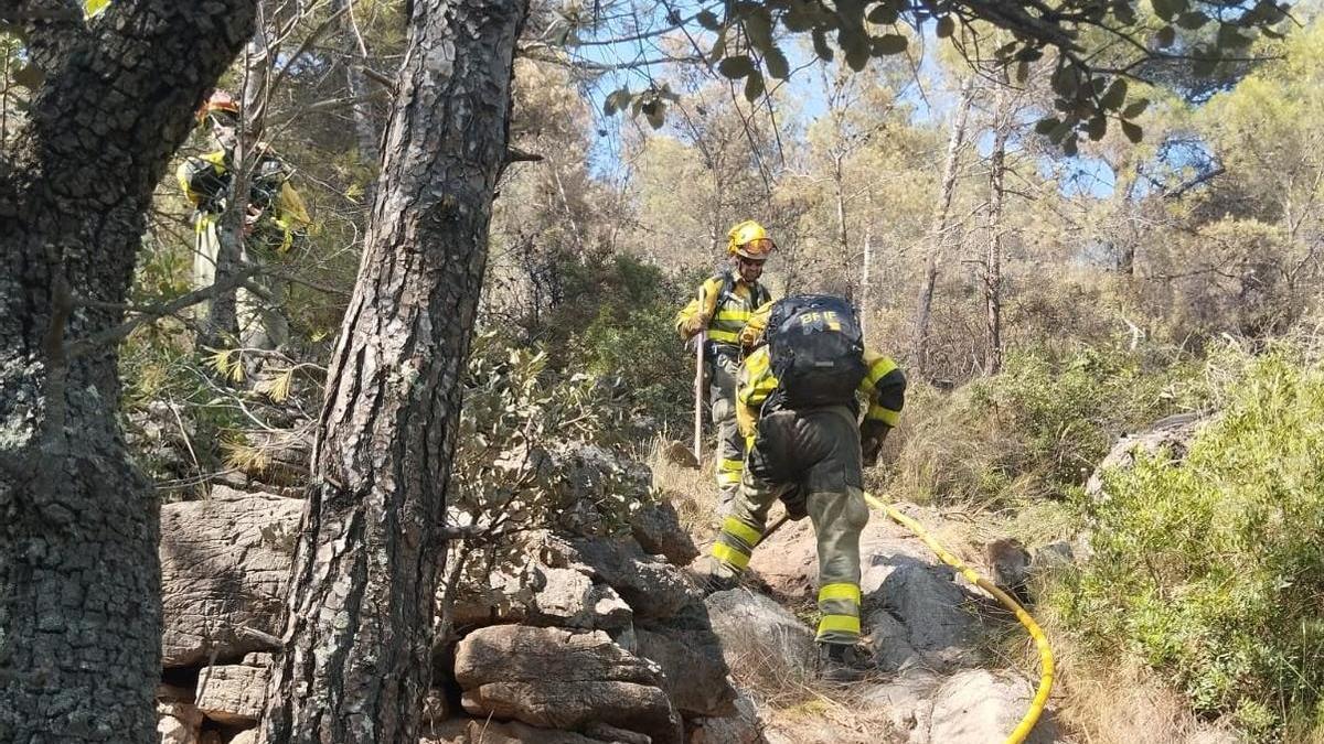 Efectivos de la BRIF de Daroca trabajando en la Serra d'Espadà durante el incendio forestal de la Vall d'Uixó.