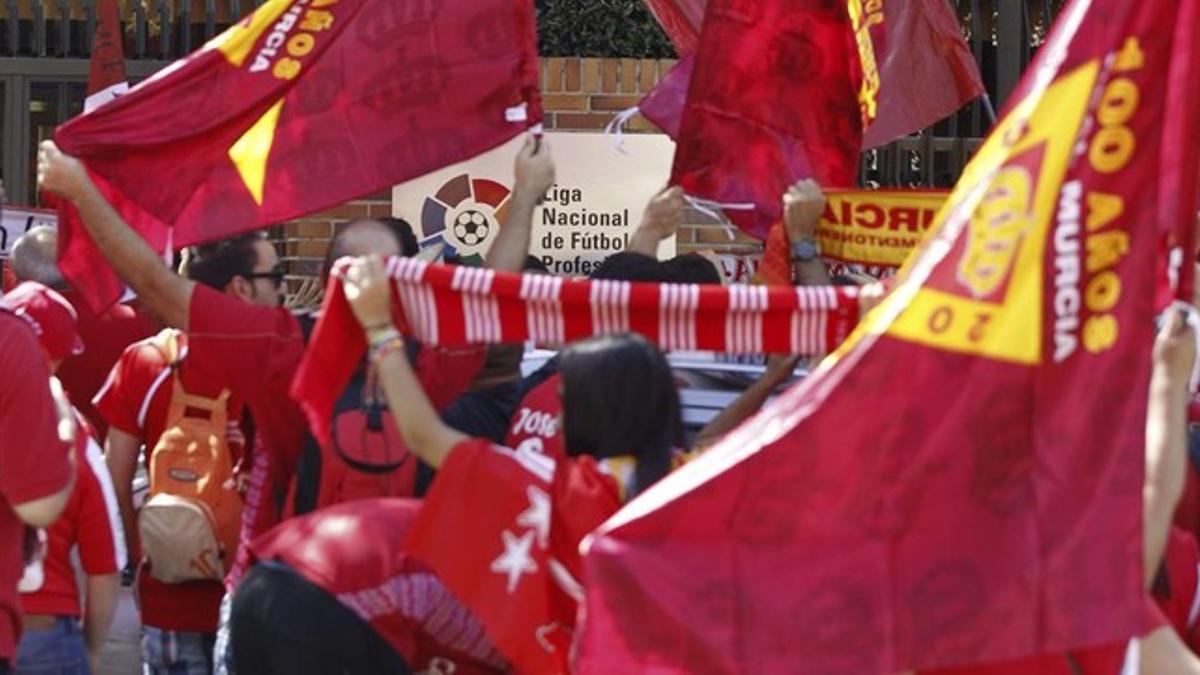Peñas del Murcia manifestándose ante la sede de la LFP en Madrid.
