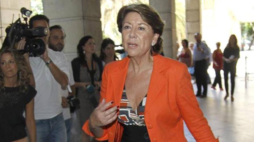 La Audiencia de Sevilla revoca en parte la imputación de la exministra Magdalena Álvarez