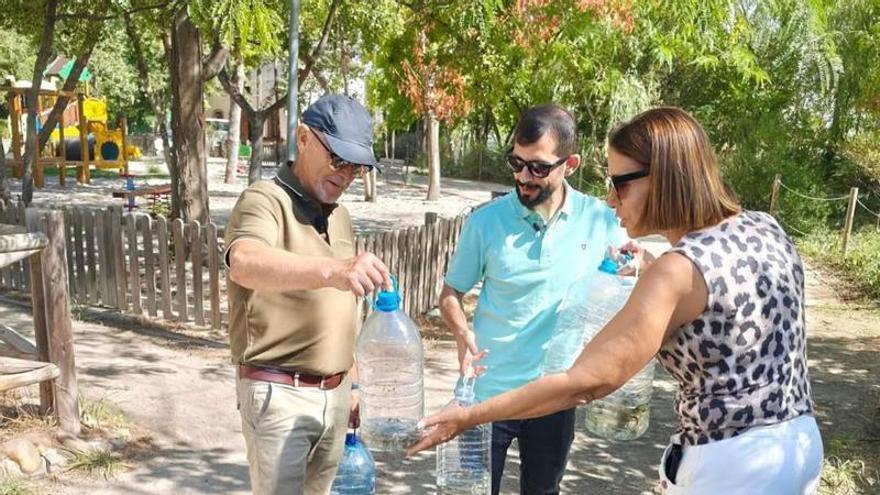 Oliva reintroduce 200 ranas en l'Hort de la Bosca tras su desaparición por la acción de depredadores