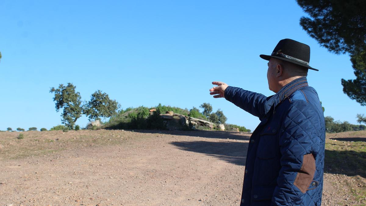 Un vecino señala el lugar donde se ubicará la torre mirador.