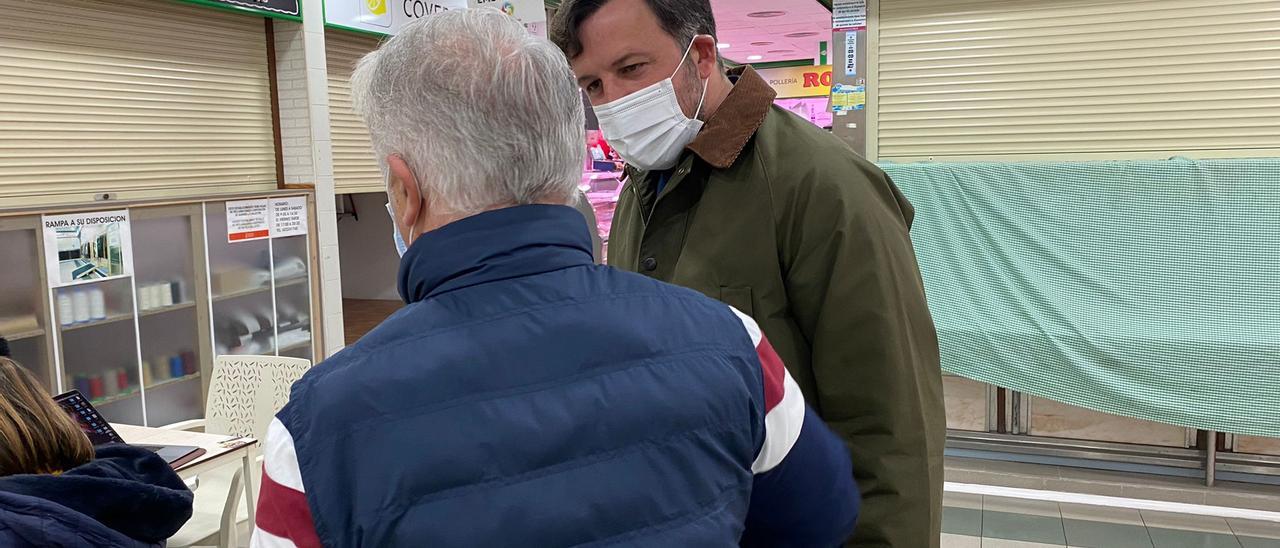 Pablo Ruz, hoy en el Mercado de la Plaza de Madrid, con negocios cerrados